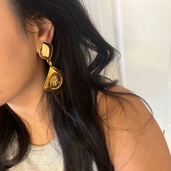 RARE! Chanel Vintage Gold CC Diamond Shape Dangle Clip On Earrings - Picture 11 of 11